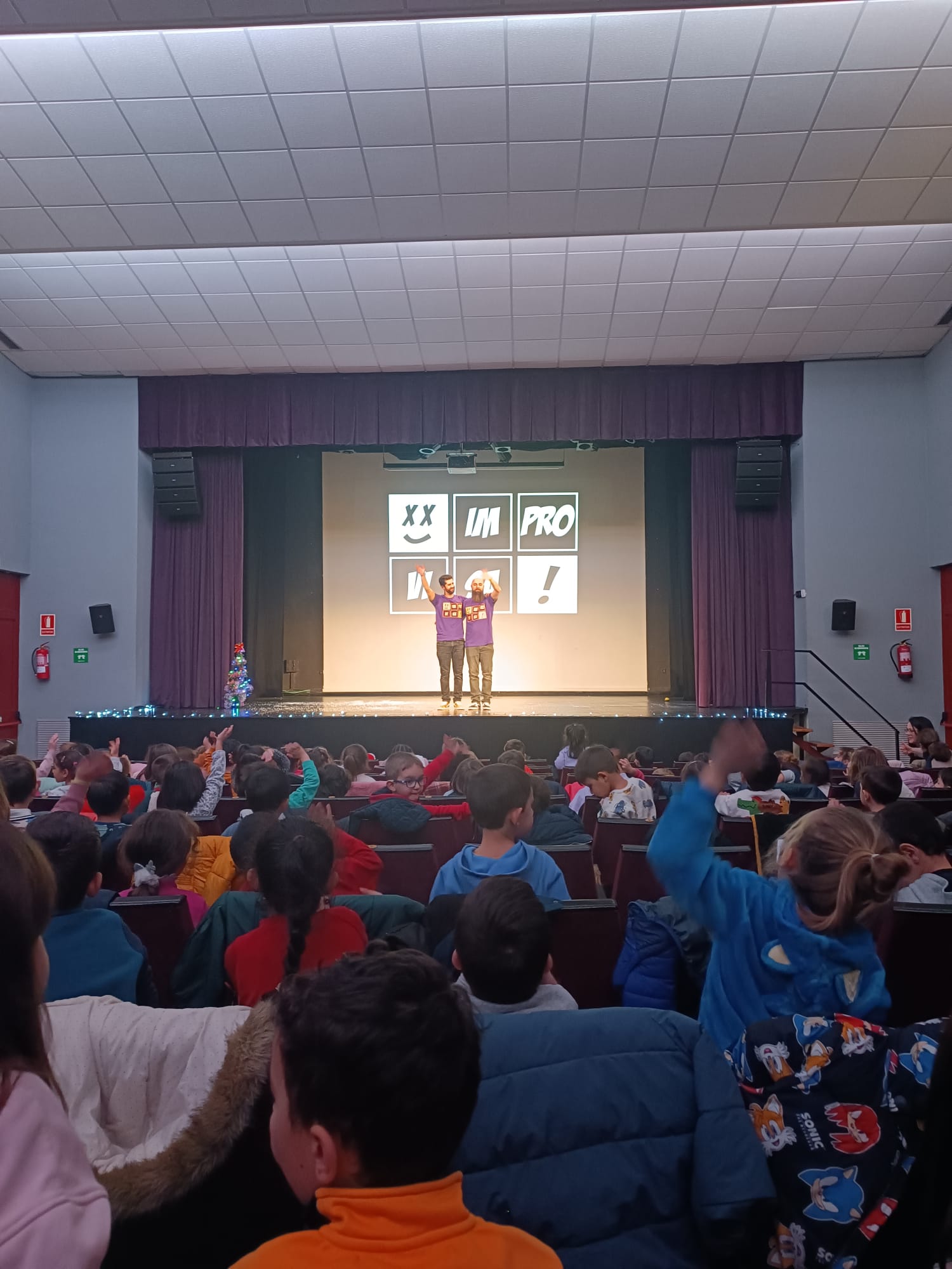 ImproXpresión actuando en una sala de teatro